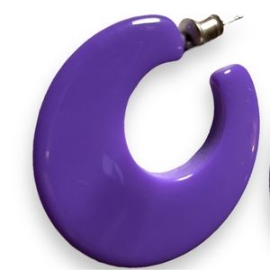 Purple plastic retro hoop earrings.